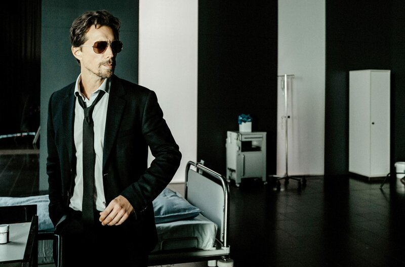 In dem Hospiz bereitet Sterbehelfer Henry (Michael Pink) den freiwilligen Tod seiner neuen Klientin vor. – Bild: NDR/SWR/Un attimo Photographie In dem Hospiz bereitet Sterbehelfer Henry (Michael Pink) den freiwilligen Tod seiner neuen Klientin vor. – Bild: NDR/SWR/Un attimo Photographie