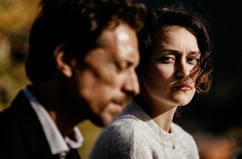 Rebecca (Tinka Fürst) hat sich von Henry (Michael Pink) in die Berge bringen lassen, weil sie einen Wunderheiler aufsuchen will. – Bild: NDR/​SWR/​Un attimo Photographie