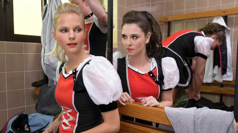 Rivalinnen in der Umkleide: Annika Lobinger (Natalia Rudziewicz, r) und Saskia Unger (Sinja Dieks, l) müssen mit der Tanzgarde gleich zum Vortanzen. – Bild: WDR/​Thomas Kost