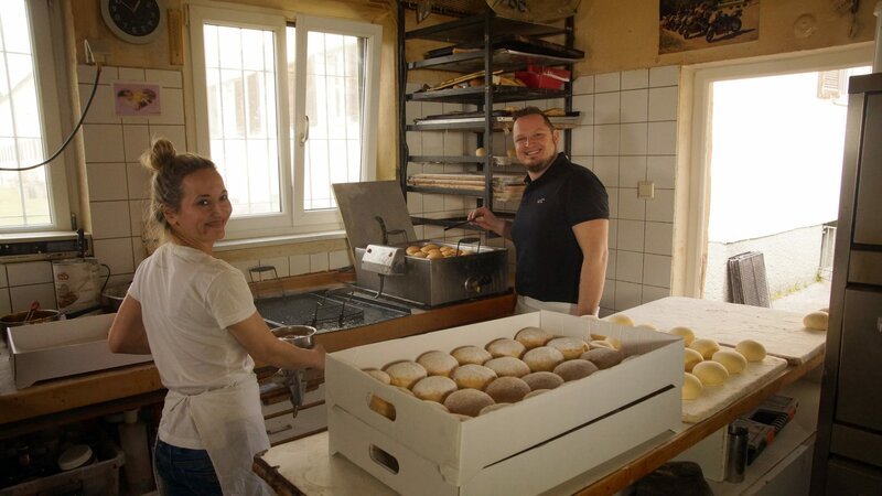 Die besten Faschingskrapfen in Salzburg – Prinzenpaar Viktoria Hegedüs und Stefan Poms beim Backen.   – Bild: ORF /​ EMB
