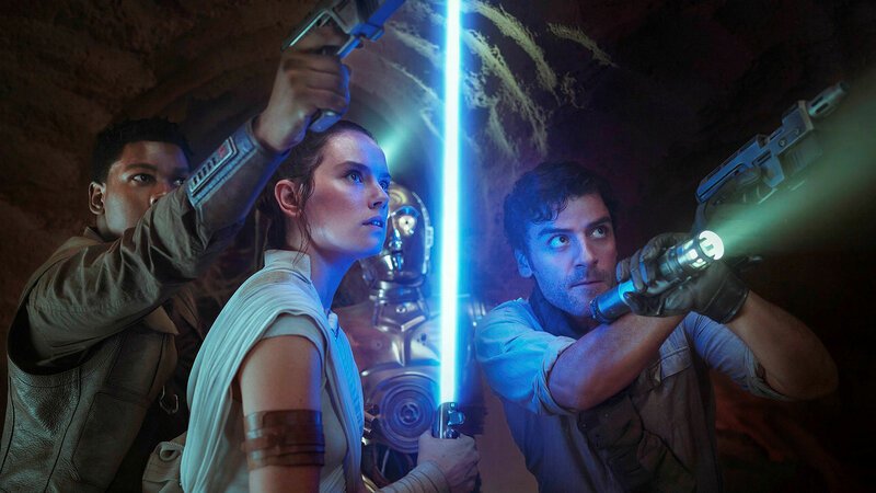 Star Wars: Der Aufstieg Skywalkers John Boyega als Finn, Daisy Ridley als Rey, Anthony Daniels als C-3PO, Oscar Isaac als Poe Dameron SRF/2019 Lucasfilm Ltd. & ™ – Bild: SRF2 Star Wars: Der Aufstieg Skywalkers John Boyega als Finn, Daisy Ridley als Rey, Anthony Daniels als C-3PO, Oscar Isaac als Poe Dameron SRF/2019 Lucasfilm Ltd. & ™ – Bild: SRF2