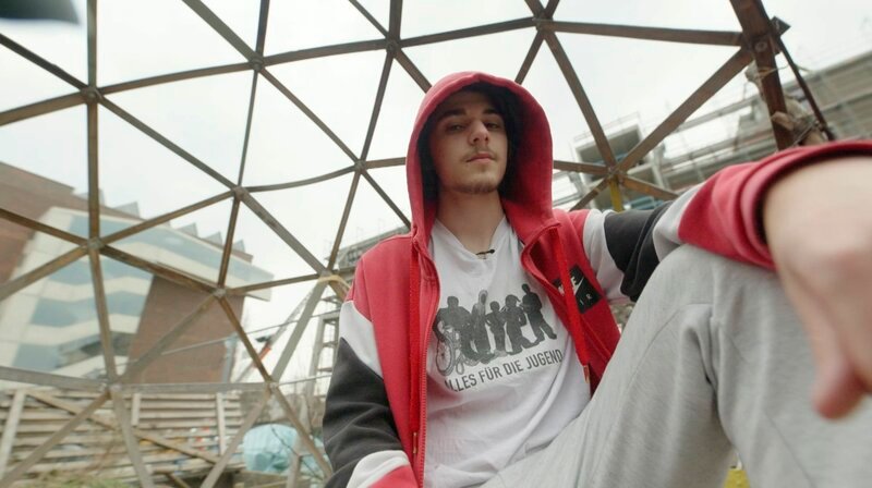 Viele Jugendliche haben nicht dieselben Chancen, sagt Mert. – Bild: MDR/WDR Viele Jugendliche haben nicht dieselben Chancen, sagt Mert. – Bild: MDR/WDR