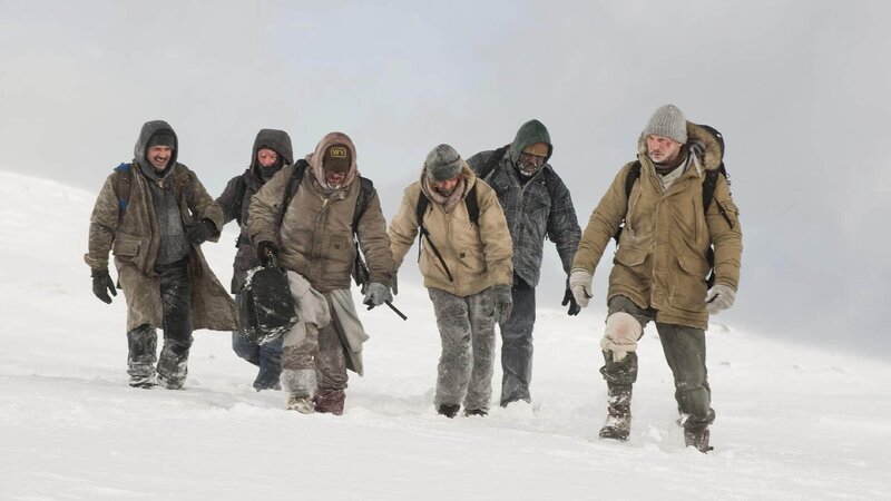 Die sechs Überlebenden (v.l.: Diaz (Frank Grillo), Hendricks (Dallas Roberts), Talget (Dermont Mulroney), Flannery (Joe Anderson), Burke (Nonso Anozie) und Ottway (Liam Neeson)) suchen ihre Rettung in einem Marsch durch die alaskische Eislandschaft Richtung Süden. – Bild: RTL Die Verwendung des Materials von RTL Deutschland ist nur zur redaktionellen Berichterstattung im Zusammenhang mit der Sendung unter Angabe der Credits/Quellenangabe und Beachtung der unter https:/ Die sechs Überlebenden (v.l.: Diaz (Frank Grillo), Hendricks (Dallas Roberts), Talget (Dermont Mulroney), Flannery (Joe Anderson), Burke (Nonso Anozie) und Ottway (Liam Neeson)) suchen ihre Rettung in einem Marsch durch die alaskische Eislandschaft Richtung Süden. – Bild: RTL Die Verwendung des Materials von RTL Deutschland ist nur zur redaktionellen Berichterstattung im Zusammenhang mit der Sendung unter Angabe der Credits/Quellenangabe und Beachtung der unter https:/