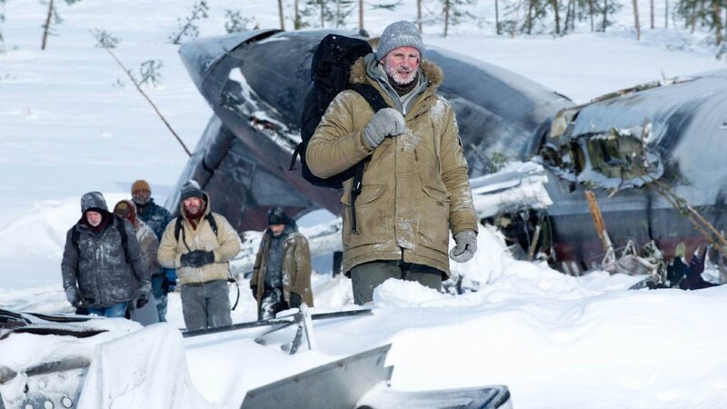 Nach dem Flugzeugabsturz in der kalten Wildnis gibt es nur acht Überlebende.. (Foto, vorne: Liam Neeson) – Bild: RTL