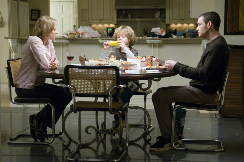 Meredith (Jodie Foster) mit ihren Söhnen Henry (Riley Thomas Stewart) und Porter (Anton Yelchin,r.). – Bild: TMG