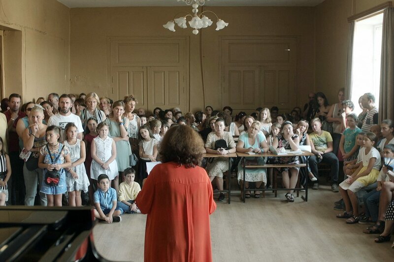 Schulanfang in der Paliashvili-Musikschule: Nicht selten ziehen ganze Familien aus entlegenen Regionen in die Hauptstadt, um ihrem Kind den Besuch der renommierten Einrichtung zu ermöglichen. – Bild: Mitja Hagelüken