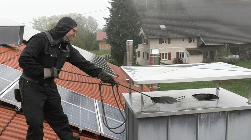 Max Scharpf beim Fegen: In Vaters Fußstapfen geht es bei Wind und Wetter aufs Dach. – Bild: SWR /​ SWR Presse/​Bildkommunikation