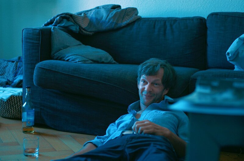 Verliebt und verkatert stellt Paul Zeise (Sebastian Rudolph) fest, dass es für ihn Zeit ist, weiterzuziehen. – Bild: MDR/​StoryBay/​Carol Burandt von Kameke