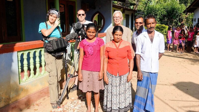 Das Filmteam mit seinen Protagonisten: Ton-Assistentin Vivien Vogel (l.), Kameramann René Dame (2.v.l.) und die Autorin Sabine Eckhard (Mitte, o.). – Bild: TVNOW / MedienKontor/ Vivien Vogel Das Filmteam mit seinen Protagonisten: Ton-Assistentin Vivien Vogel (l.), Kameramann René Dame (2.v.l.) und die Autorin Sabine Eckhard (Mitte, o.). – Bild: TVNOW / MedienKontor/ Vivien Vogel