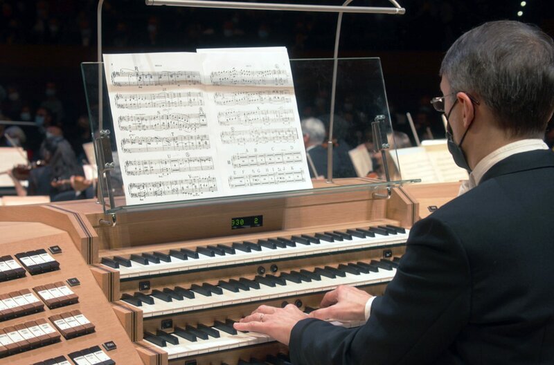 Zusätzlich zu einem vollzähligen Sinfonie-Orchester führte Saint-Saëns einen Orgelpart ein, der von Olivier Latry, Titularorganist an der großen Orgel der Kathedrale Notre-Dame de Paris, gespielt wird. – Bild: Camera Lucida