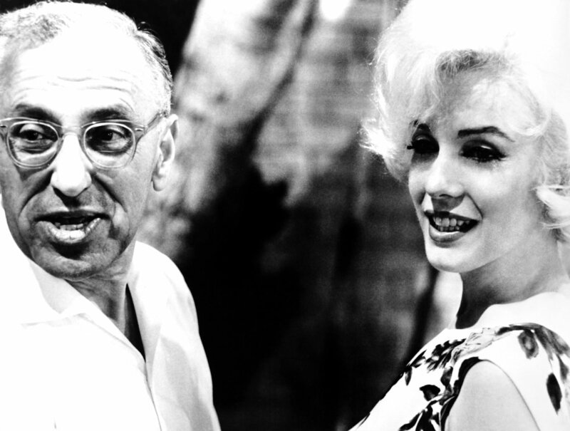 Regisseur George Cukor und Marilyn Monroe am Set von „Something’s Got to Give“, 1962. – Bild: ORF/​Poorhouse International Ltd/​© 20th Century Fox Licensing/​Everett Collection