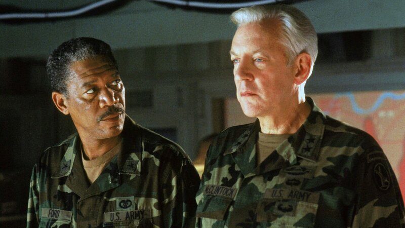 General Billy Ford (Morgan Freeman) und General Donald McClintock (Donald Sutherland) diskutieren die Lage. – Bild: RTL Zwei