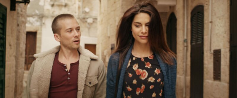 Lou Taylor Pucci, Nadia Hilker – Bild: Spring, LLC. All Rights Reserved. Lizenzbild frei