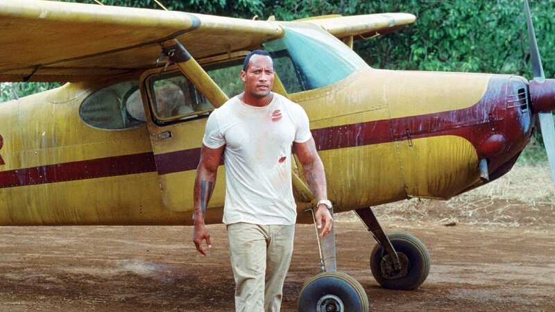 Beck (Dwayne ‚The Rock‘ Johnson) arbeitet als Kopfgeldjäger. Doch so langsam zerrt der brutale Job an seinen Kräften. Er beschließt, aus dem Business auszusteigen – doch vorher muss er sich durch den Amazonas kämpfen. – Bild: RTL / Universal City Studios Die Verwendung des Materials von RTL Deutschland ist nur zur redaktionellen Berichterstattung im Zusammenhang mit der Sendung unter Angabe der Credits/Quellenangabe und Be Beck (Dwayne ‚The Rock‘ Johnson) arbeitet als Kopfgeldjäger. Doch so langsam zerrt der brutale Job an seinen Kräften. Er beschließt, aus dem Business auszusteigen – doch vorher muss er sich durch den Amazonas kämpfen. – Bild: RTL / Universal City Studios Die Verwendung des Materials von RTL Deutschland ist nur zur redaktionellen Berichterstattung im Zusammenhang mit der Sendung unter Angabe der Credits/Quellenangabe und Be