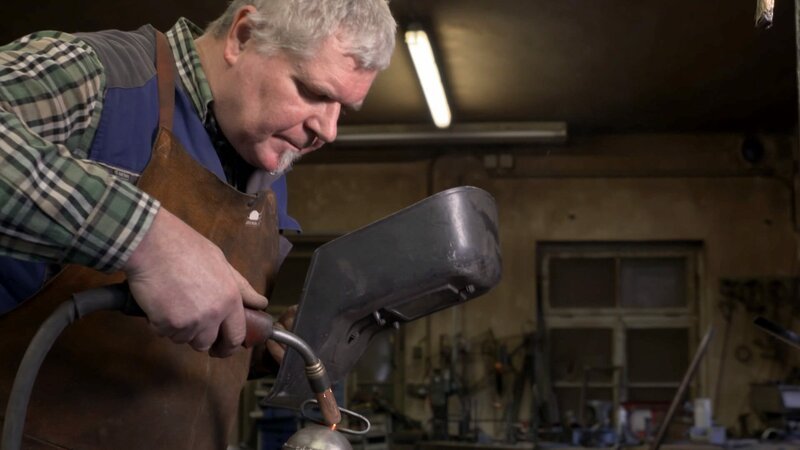 Kunstschmied Johann Schweiger fertigt die Glocken für den alljährlichen ‚Glöcklerlauf‘ in Stainach. – Bild: ORF/​Ran Film