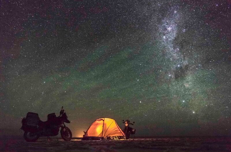 Das einsame Zelt der Reisenden auf der Salzebene in Bolivien mit einem faszinierenden, sternenübersäten Nachthimmel. – Bild: MDR/​Daniel Rintz u. Josephine Floh