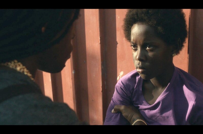 Sein Cousin (Marnora Alionis, li.) will Dwayne (Chris Baltimore, re.) zur Vernunft bringen. – Bild: Sésame Films/​Canal+ Antilles/​Canal+ Guyane