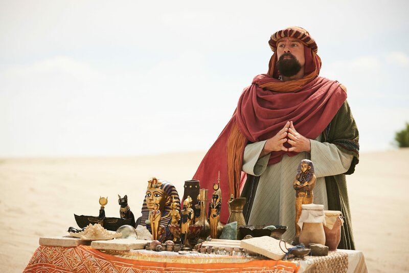 Ein ägyptischer Trödelhändler (Max Giermann) wartet begierig auf Wüsten-Kundschaft. – Bild: ZDF und Kristof Galgoczi Nemeth.