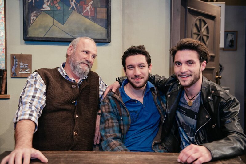 Drei Herren, die sich erst einmal „gar nicht grün sind“. Von links: Hanno Sollacher (Rolle: Malermeisters Hubert Auer), Daniel Farid Wittmann (Rolle: Isidore Fattal) und Felix Holzapfel (Rolle: Franz Schaber). – Bild: BR/Julia Müller Drei Herren, die sich erst einmal „gar nicht grün sind“. Von links: Hanno Sollacher (Rolle: Malermeisters Hubert Auer), Daniel Farid Wittmann (Rolle: Isidore Fattal) und Felix Holzapfel (Rolle: Franz Schaber). – Bild: BR/Julia Müller