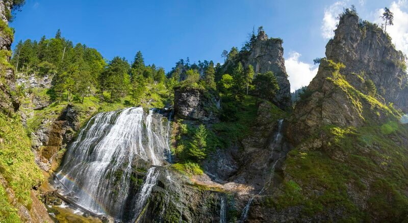 Der Schleifer Wasserfall in der Palfauer Wasserloch Klamm fuer ServusTV’s Heimatleuchten – Steiermark. – Bild: ServusTV /​ Kukuvec