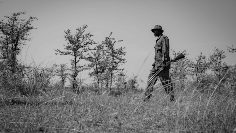 Wildhüter an der westlichen Grenze der Serengeti-Wüste in Tansania Die Verwendung des sendungsbezogenen Materials ist nur mit dem Hinweis und Verlinkung auf RTL+ gestattet. – Bild: RTL Black Bean Productions