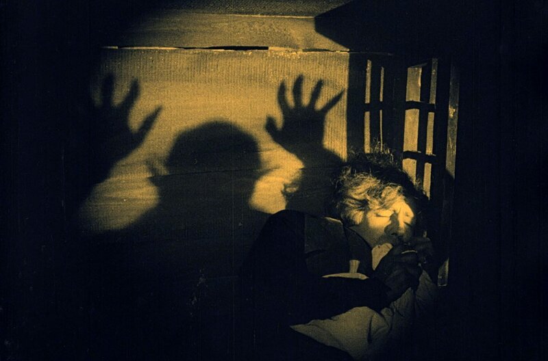 Der junge Hutter (Gustav von Wangenheim) in seinem unheimlichen Nachtquartier, über ihm der Schatten des Grafen Orlok – Bild: ZDF