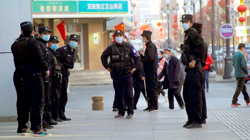 Die Menschenrechtslage in China ist schlecht. Besonders angespannt ist die Lage in Region Xinjiang, wo die chinesische Regierung über Jahre einen Polizeistaat geschaffen hat. Hunderttausende Uiguren und andere Mitglieder muslimischer Minderheiten sollen in Umerziehungslagern verschwunden sein. Chinas Führung dementiert das, doch internationale Wissenschaftler, Journalisten und und Politiker sammeln seit Jahren Zeugenaussagen und chinesische Regierungsdokumente und bewerten diese als Beweise für einen schleichenden Völkermord an den Uiguren. – Bild: NDR/​BR/​Daniel Satra