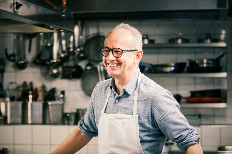 Mühltalhof Hotelchef Helmut Rachinger mit Freude bei der Arbeit. – Bild: Servus TV /​ Markus Christ