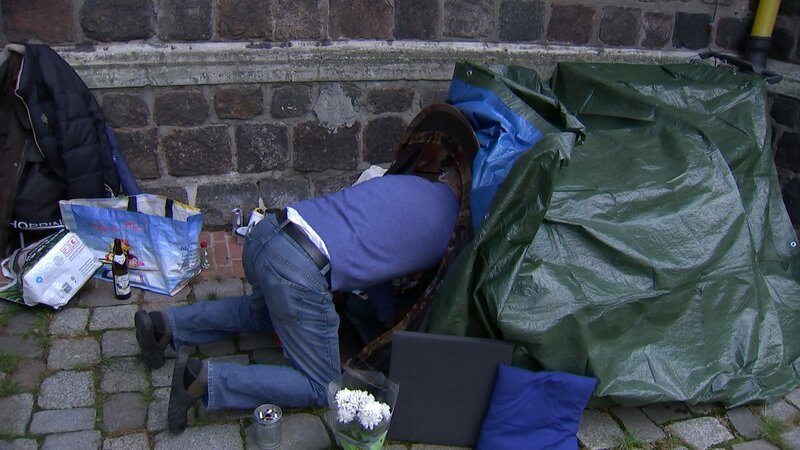 Ein Obdachloser am Berliner Alexanderplatz. – Bild: ZDF und Thomas Kasper./​Thomas Kasper