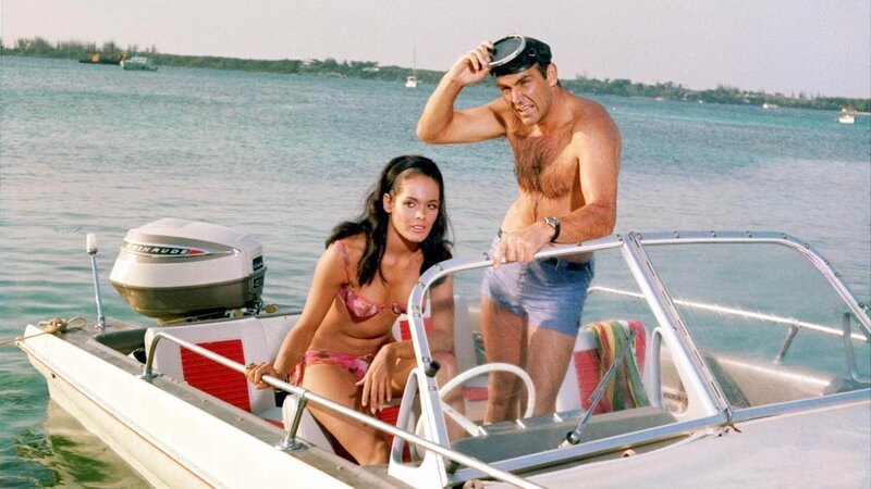 Paula Caplan (Martine Beswick), James Bond (Sean Connery) – Bild: RTL /​ (c) 1965 Danjaq