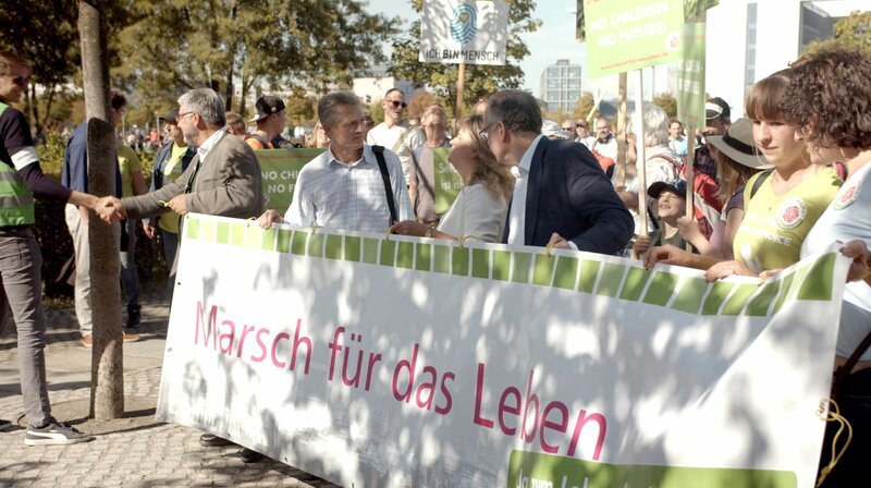 Jedes Jahr marschieren christliche Abtreibungsgegner in Berlin. – Bild: ZDF und WDR.