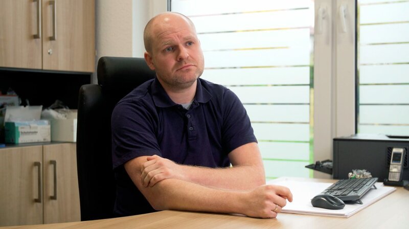 Der Hausarzt Floran Balkau will in seiner Praxis keine radikalen Impfgegner behandeln. Er bekam hunderte Hassmails, teilweise detaillierte Tötungsphantasien. – Bild: NDR Der Hausarzt Floran Balkau will in seiner Praxis keine radikalen Impfgegner behandeln. Er bekam hunderte Hassmails, teilweise detaillierte Tötungsphantasien. – Bild: NDR