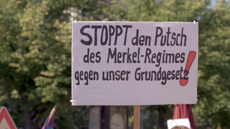Transparent Verschwörer Demo. – Bild: ORF/ZDF Transparent Verschwörer Demo. – Bild: ORF/ZDF