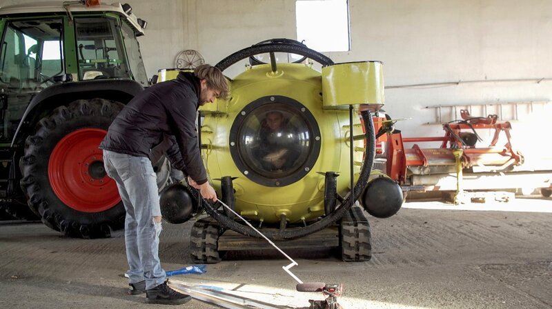 Hauptsache verrückte Sachen bauen: Das ist die Devise der Macher von „The Real Life Guys“. Aktuelles Projekt: Ein eigenes U-Boot bauen. Heute ist Philipp nicht dabei, er muss sich erholen. Denn seit der Krebs zurück ist, schläft er nachts oft nicht so gut. – Bild: ZDF und NDR. Hauptsache verrückte Sachen bauen: Das ist die Devise der Macher von „The Real Life Guys“. Aktuelles Projekt: Ein eigenes U-Boot bauen. Heute ist Philipp nicht dabei, er muss sich erholen. Denn seit der Krebs zurück ist, schläft er nachts oft nicht so gut. – Bild: ZDF und NDR.