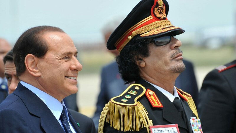 Gaddafi wird am 10. Juni 2009 am Ciampino-Flughafen von Silvio Berlusconi in Italien begrüßt. – Bild: ZDF und CHRISTOPHE SIMON./​CHRISTOPHE SIMON
