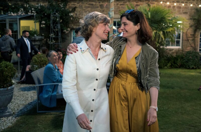 Maëlle (Christine Brücher, li.) gefiel Claire Andrieux (Jeanne Rosa, re.) gleich bei ihrem ersten Treffen, als sie einen Roman von ihrem Lieblingsschriftsteller in ihrer Bücherei bestellte. – Bild: Julien Cauvin