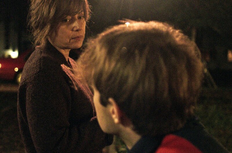 Mutter Alma (Carolina Vera) bittet ihren Sohn Arne (Arne Kertesz) um Hilfe. Er soll seinen kranken Vater zu einem geheimnisvollen Treffen bringen. – Bild: SWR/​Leyla Hoppe