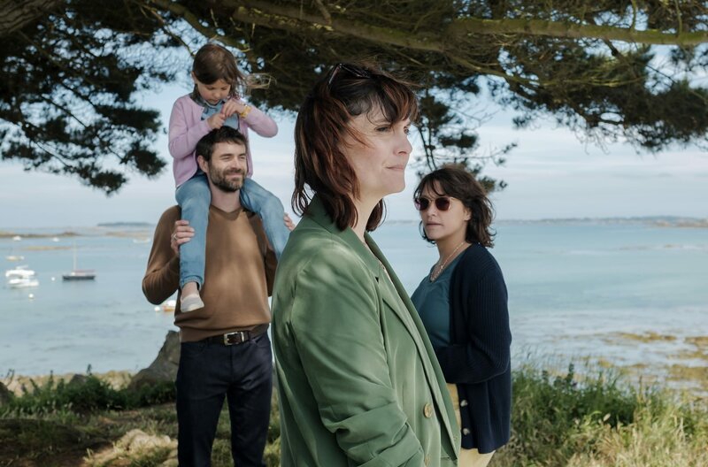 Claires (Jeanne Rosa, Mi.) Leben läuft zurzeit nicht wie geplant. Und jetzt steht sie auch noch kurz davor, ihrer Schwester Eléonore (Emma de Caunes, re.) und deren Mann Samuel (Yannick Renier, li.) ein lange verdrängtes Geheimnis anzuvertrauen. – Bild: Julien Cauvin Claires (Jeanne Rosa, Mi.) Leben läuft zurzeit nicht wie geplant. Und jetzt steht sie auch noch kurz davor, ihrer Schwester Eléonore (Emma de Caunes, re.) und deren Mann Samuel (Yannick Renier, li.) ein lange verdrängtes Geheimnis anzuvertrauen. – Bild: Julien Cauvin
