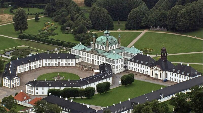 Schloss Fredensborg dient dem dänischen Königshaus als Residenz in Frühling und Herbst. – Bild: Zphoenix/​ZDF/​Skyworks 2020