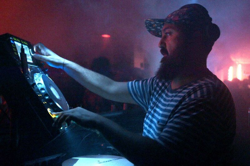 Der DJ und Clubbetreiber Ata Macias erinnert sich daran, wie ihn die Musik von Kraftwerk und die Platten eines schwarzen GIs aus der Nachbarschaft geprägt haben und wie sich die Entwicklung der Clubmusik in Deutschland und den USA gegenseitig beeinflusst. – Bild: Arden Film
