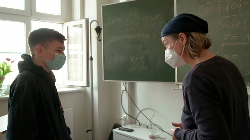 Nach drei Monaten Homeschooling am Computer hat Karl, 11. Klasse, endlich wieder Mathe mit Tafel und Lehrerin live. – Bild: MDR/​NDR/​RBB