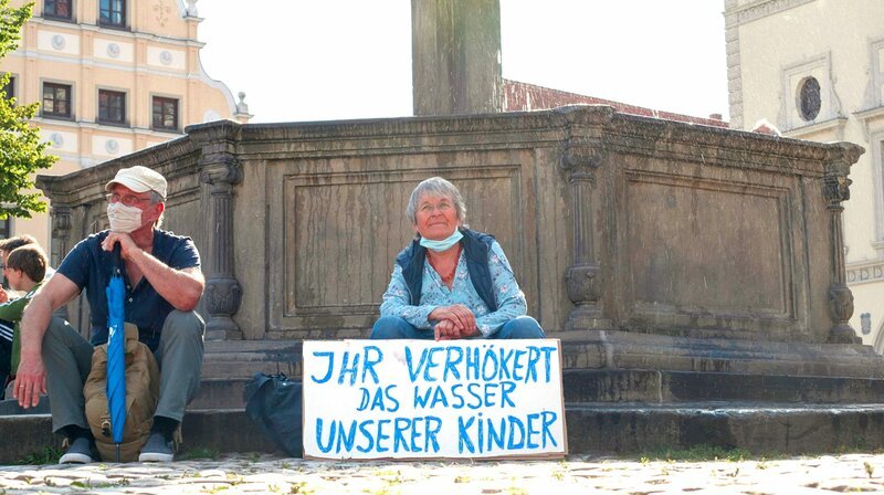 In der Lüneburger Heide wird gegen die Privatisierung der Wasservorkommen demonstriert. – Bild: SWR/​Diwafilm