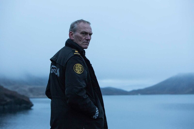 Ásgeir (Ingvar E. Sigurðsson) entdeckt in einem See Tausende toter Fische – ganz offensichtlich eine Folge der Wasserverschmutzung. – Bild: ZDF und Lilja Jóns.