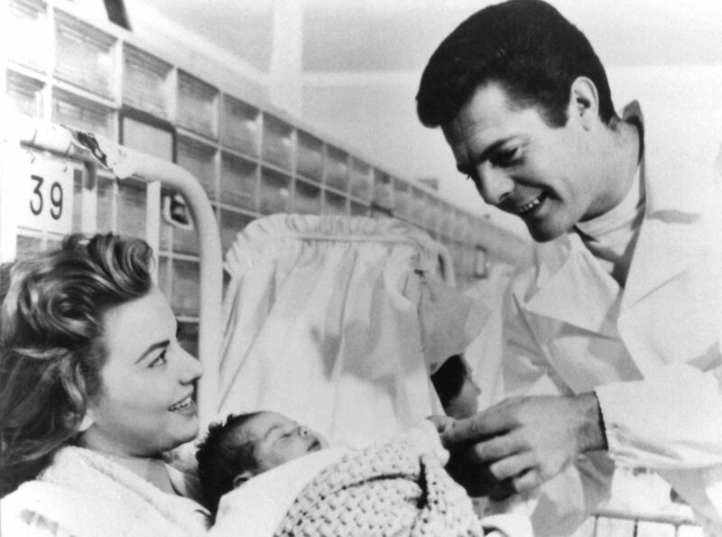 Ihr Kind zu bekommen, ist für Krankenschwester Luisa (Giovanna Ralli) „der schönste Augenblick“. Der Vater des Kindes, Assistenzarzt Dr. Valeri (Marcello Mastroianni) ist davon allerdings nicht ganz so erbaut. – Bild: HR/​MDR/​DEGETO