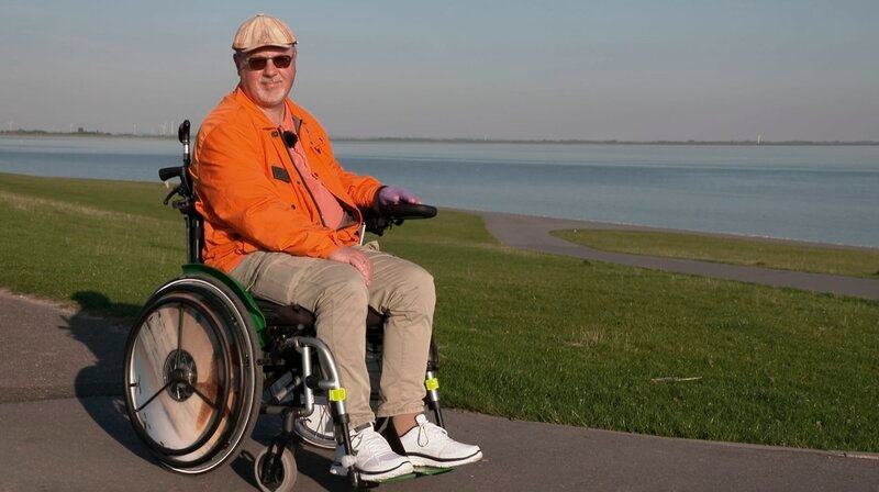 Uwe Neumann ist zu 100 Prozent schwerbehindert – trotzdem erkennt die Versicherung die Berufsunfähigkeit nicht an. – Bild: WDR