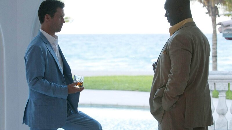 Michael (Jeffrey Donovan, l.) gelingt es, Vaughn (Robert Wisdom), der einen Schwerverbrecher versteckt hält, davon zu überzeugen, ein Treffen mit diesem zu arrangieren. – Bild: RTL /​ USA Network