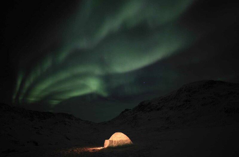 Obwohl es heutzutage in der Arktis kaum noch Wintersiedlungen aus Iglus gibt, haben diese bei den Inuit einen wichtigen kulturellen Stellenwert  und nach wie vor praktischen Nutzen als schnell gebaute Schutzhütten bei Jagdausflügen oder Wanderungen. – Bild: Jason Roberts/​Swan Films and all3media international