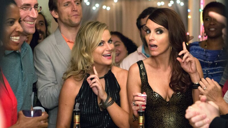 Weil ihr Elternhaus verkauft werden soll, beschließen Maura (Amy Poehler, li.) und Kate (Tina Fey) eine letzte Party zu schmeißen. – Bild: RTL Zwei