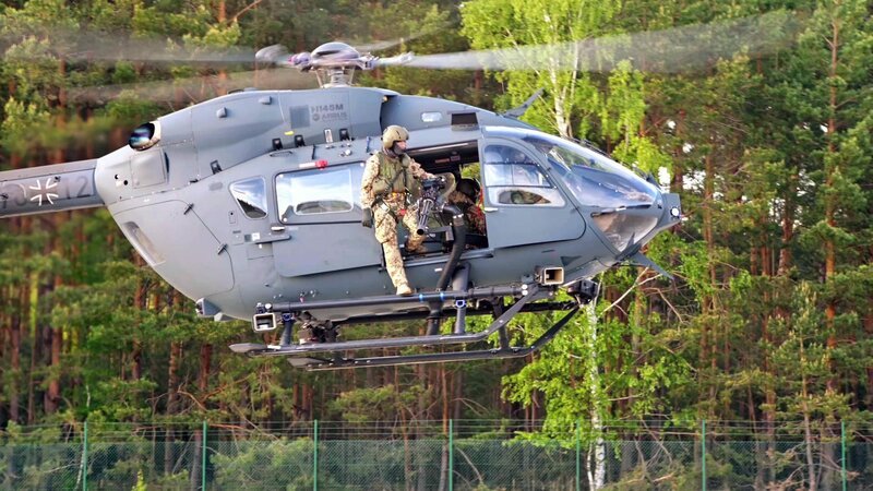 Der Spezialkräfte-Helikopter H145M LUH SOF gilt als besonders schnell und leise. – Bild: N24 Doku Der Spezialkräfte-Helikopter H145M LUH SOF gilt als besonders schnell und leise. – Bild: N24 Doku
