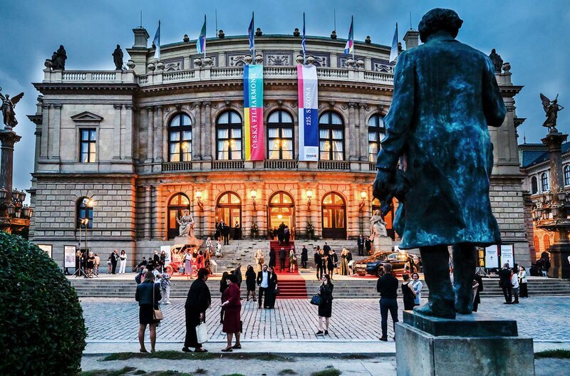 Die Tschechische Philharmonie gibt ein Konzert zum Jahrestag der Samtenen Revolution von 1989 in Prag. – Bild: Petra Hajska /​ © Petra Hajska